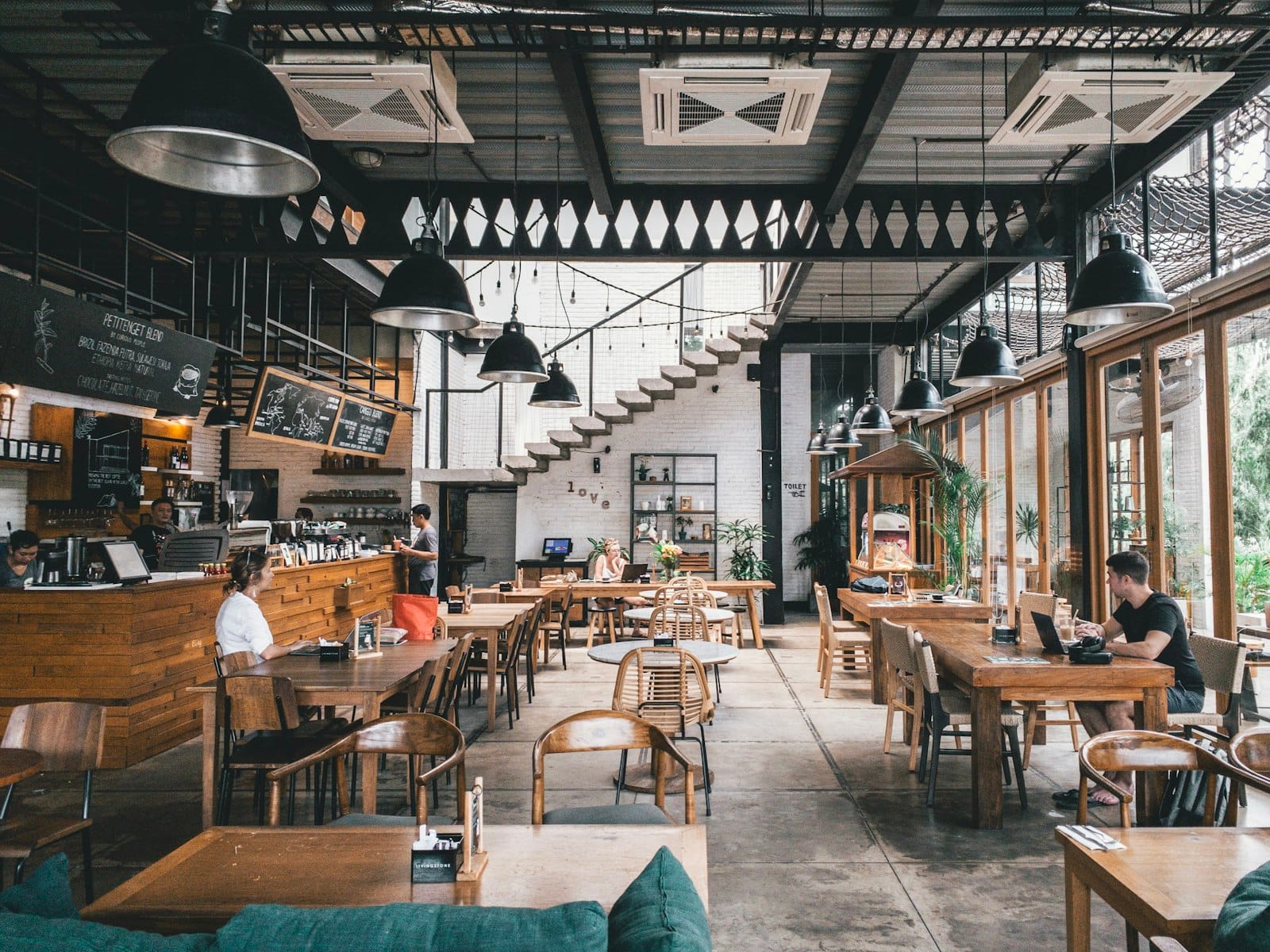 Restaurant Innenraum mit gedeckten Tischen