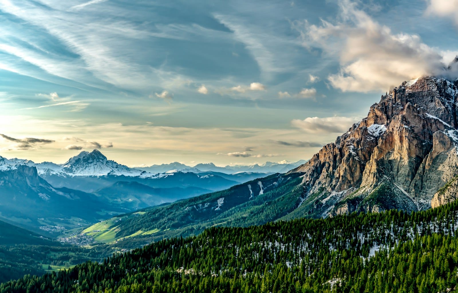 Schweizer Voralpenlandschaft im Zürcher Oberland